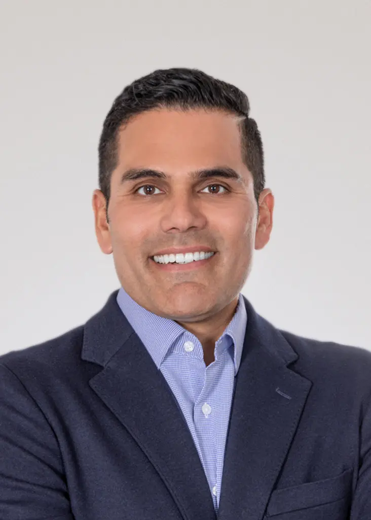 https://lewisofficeindustrial.com/wp-content/uploads/2024/04/13-Omar-Martinez-Senior-Project-Manager.jpg