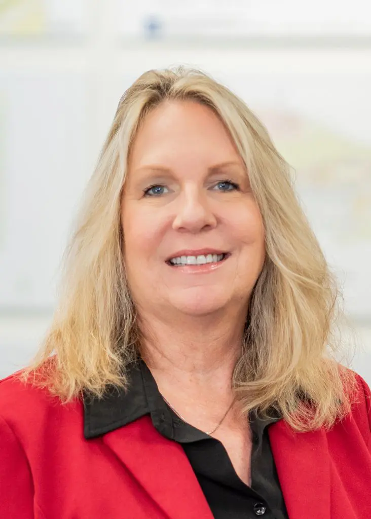 https://lewisofficeindustrial.com/wp-content/uploads/2025/02/Laura-Headshot.jpg